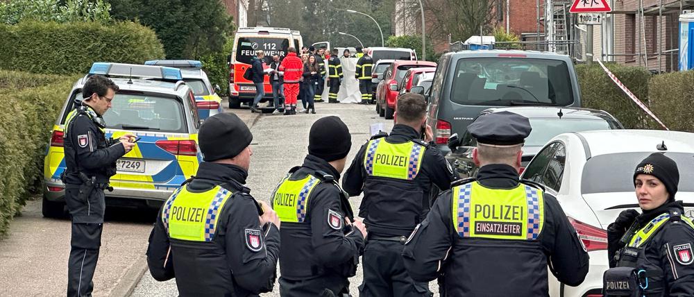 Zwei Menschen sind in Hamburg-Billstedt tödlich verletzt aufgefunden worden.
