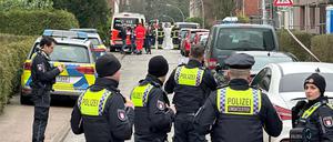 Zwei Menschen sind in Hamburg-Billstedt tödlich verletzt aufgefunden worden.