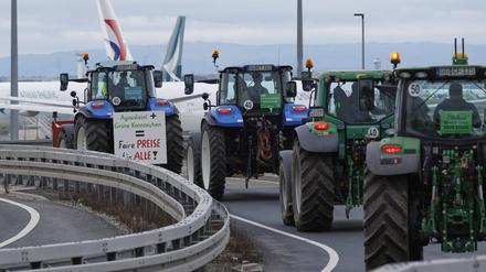 Die Traktor-Sternfahrt rund um den Frankfurter Flughafen führte zu Straßensperrungen und Behinderungen des Straßenverkehrs.