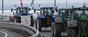 Die Traktor-Sternfahrt rund um den Frankfurter Flughafen führte zu Straßensperrungen und Behinderungen des Straßenverkehrs.