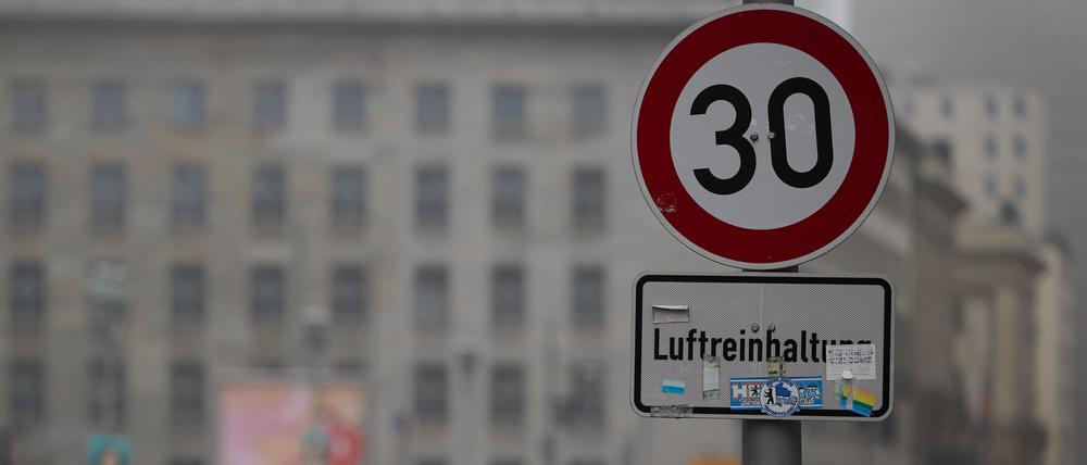 Archiv: Ein Schild weist Autofahrer auf der Leipziger Straße auf Tempo 30 hin. 
