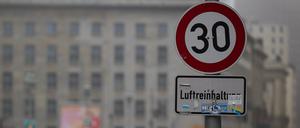 Archiv: Ein Schild weist Autofahrer auf der Leipziger Straße auf Tempo 30 hin. 