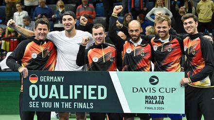 Die deutsche Mannschaft mit Teamchef Michael Kohlmann, Jan-Lennard Struff, Dominik Koepfer, Tim Puetz, Kevin Krawietz und Maximilian Marterer hat im Davis Cup jetzt größere Ziele