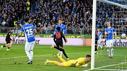 Nathan Tella bejubelt sein Tor zum 1:0 für Leverkusen, später ließ er noch einen zweiten Treffer folgen.