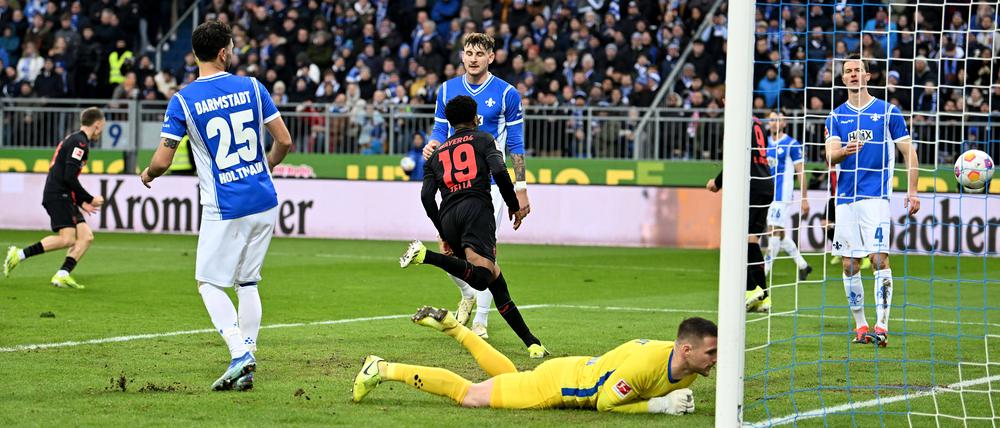 Nathan Tella bejubelt sein Tor zum 1:0 für Leverkusen, später ließ er noch einen zweiten Treffer folgen.