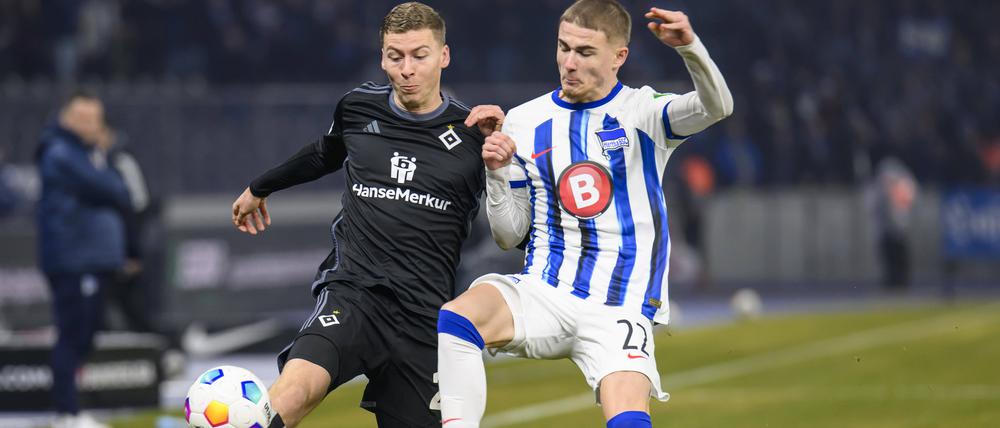 Enges Duell. Herthas Marten Winkler (rechts) im Zweikampf mit dem Hamburger Ignace van der Brempt.