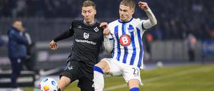 Enges Duell. Herthas Marten Winkler (rechts) im Zweikampf mit dem Hamburger Ignace van der Brempt.