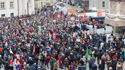 Zur Demo „Wir sind die Brandmauer“ auf dem Alten Markt kamen rund 3000 Menschen.