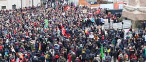 Zur Demo „Wir sind die Brandmauer“ auf dem Alten Markt kamen rund 3000 Menschen.