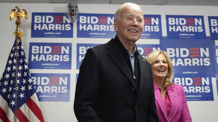 Joe Biden wartet auf seine Rede, während First Lady Jill Biden im Hauptquartier der Biden-Kampagne zusieht. 