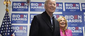 Joe Biden wartet auf seine Rede, während First Lady Jill Biden im Hauptquartier der Biden-Kampagne zusieht. 