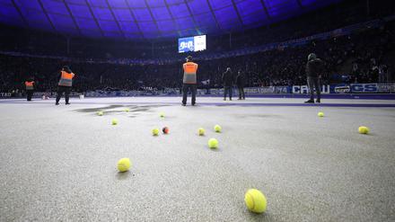 In der zweiten Hälfte wurden immer wieder Tennisbälle auf den Platz geworfen. Die Proteste dauerten über eine halbe Stunde an.