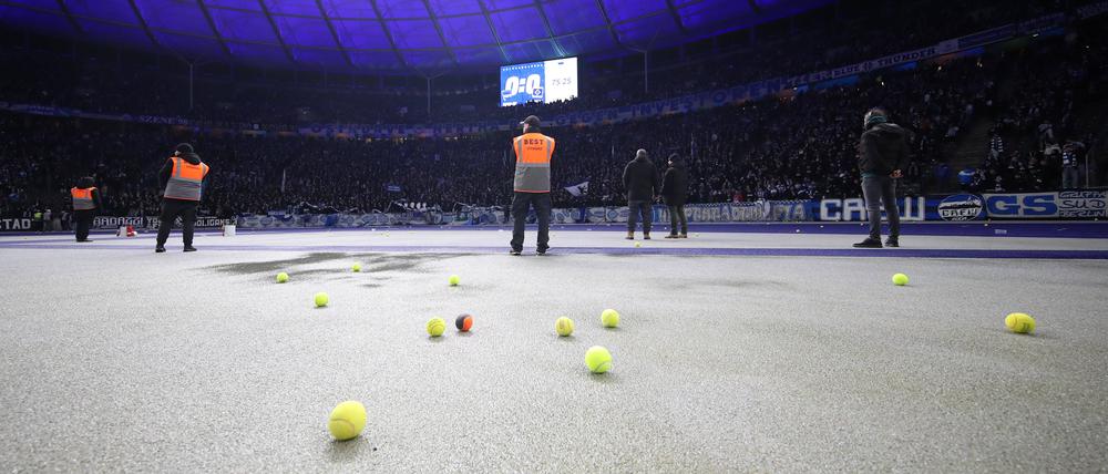 In der zweiten Hälfte wurden immer wieder Tennisbälle auf den Platz geworfen. Die Proteste dauerten über eine halbe Stunde an.