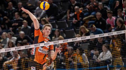 Berlins Saso Stalekar spielt den Ball über das Netz. 
