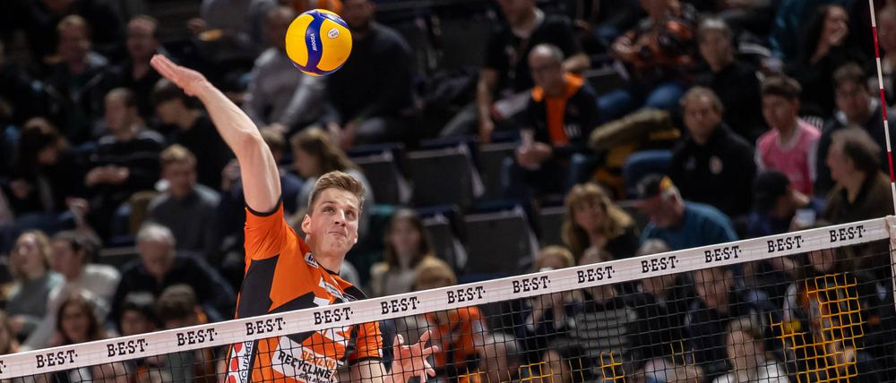 Berlins Saso Stalekar spielt den Ball über das Netz. 