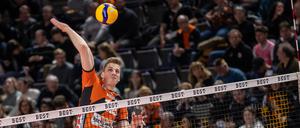 Berlins Saso Stalekar spielt den Ball über das Netz. 