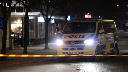 Ein Polizeiwagen steht an einem abgesperrten Bereich nach einem Angriff auf mehrere Menschen in Vetlanda. 