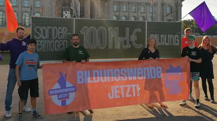 Philipp Dehne (2. v. l. mit orangfarbener Fahne) ist nicht nur prägende Figur der Berliner Initiative „Schule muss anders“, sondern auch der bundesweiten Gruppe „Bildungswende jetzt“.