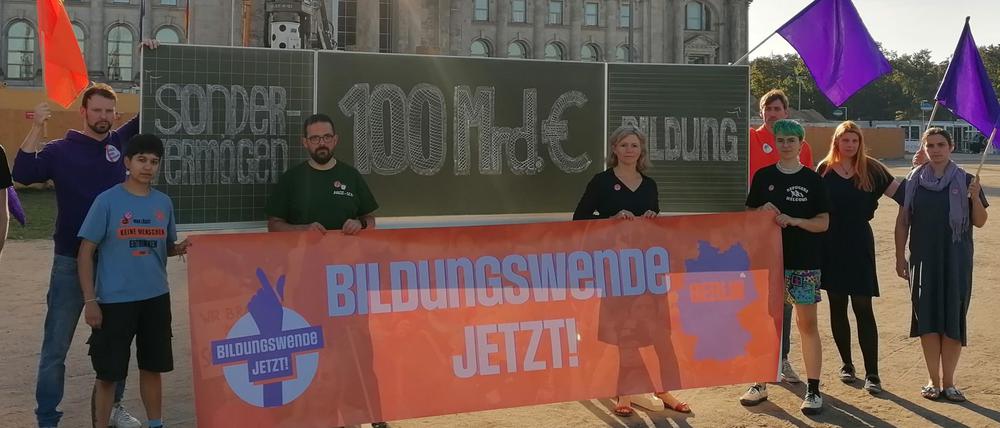 Philipp Dehne (2. v. l. mit orangfarbener Fahne) ist nicht nur prägende Figur der Berliner Initiative „Schule muss anders“, sondern auch der bundesweiten Gruppe „Bildungswende jetzt“.