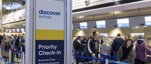 Ein Schild von Discover Airlines ist an einem Abfertigungsschalter zu sehen.