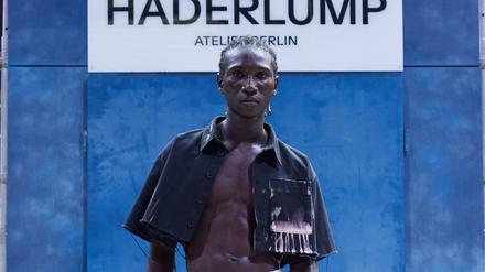 Im Hintergrund sieht man die Eingangstür des Haderlump-Ateliers. Der Designer Johann Ehrhardt baute sie für seine Schau aus und am Laufsteg wieder auf.