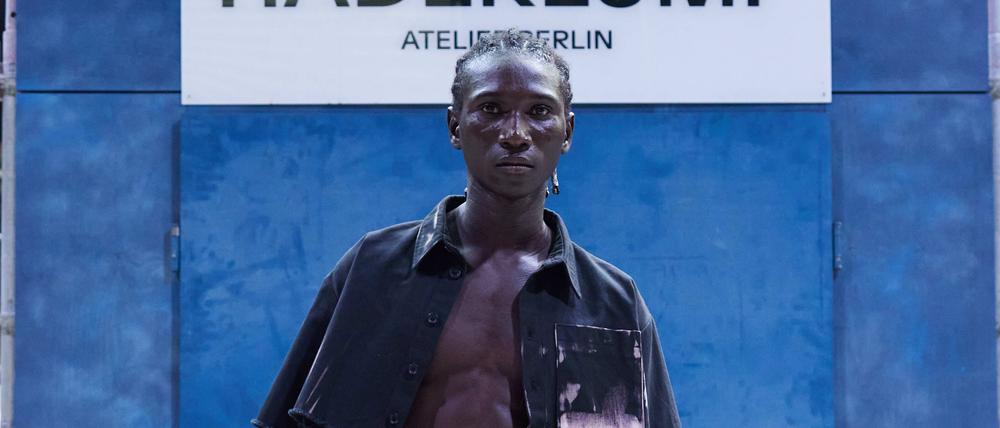 Im Hintergrund sieht man die Eingangstür des Haderlump-Ateliers. Der Designer Johann Ehrhardt baute sie für seine Schau aus und am Laufsteg wieder auf.