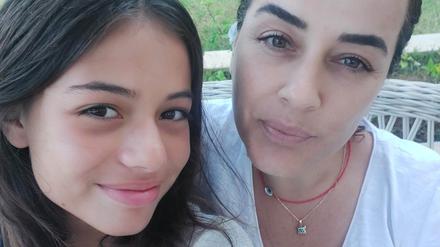 Rusen Karakaya mit ihrer Tochter Selin. Die 14-jährige Selin kam beim Erdbeben am 6. Februar 2023 in Adiyaman ums Leben (Foto: Rusen Karakaya)