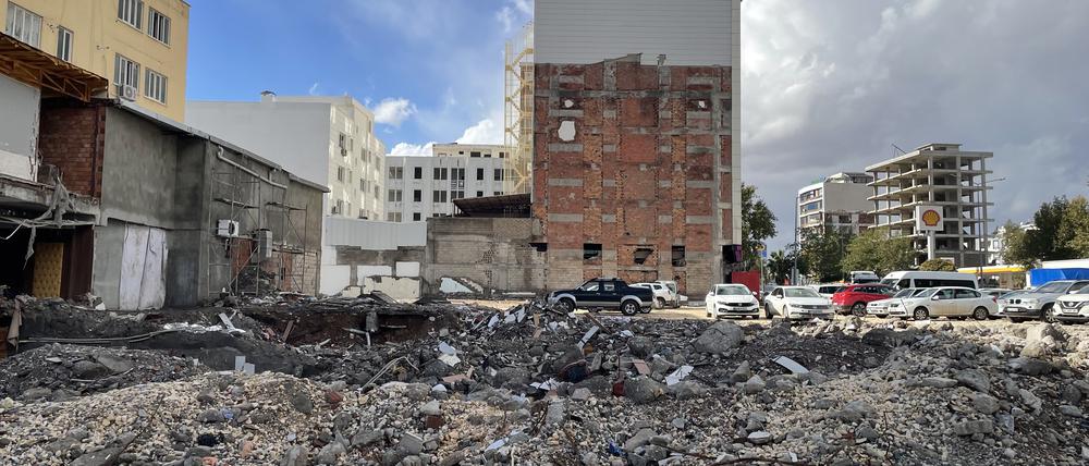 Bild 9: Blick auf die heutigen Überreste des Hotel Isias. Es wurde beim Erdbeben am 6. Februar 2023 in der Türkei zerstört. (Foto: Susanne Güsten)
Türkei0402