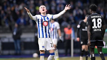 Es ist, als ob Hertha BSC (hier Marten Winkler) um Hilfe von oben erflehen würde.