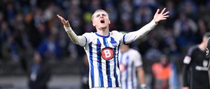 Es ist, als ob Hertha BSC (hier Marten Winkler) um Hilfe von oben erflehen würde.