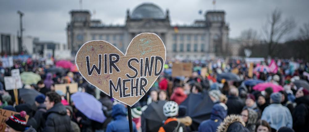 „Wir sind mehr“ steht bei der Demonstration eines Bündnisses für Demokratie und gegen Rechtsextremismus auf einem Schild.