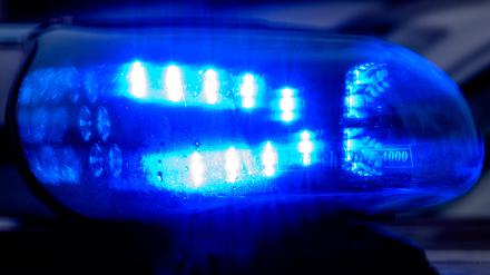 SYMBOLBILD - 04.12.2023, Sachsen-Anhalt, Magdeburg: Blaulicht leuchtet auf einem Fahrzeug der Polizei. (zu dpa: «Mann nach Brand in Weißenhorn in Lebensgefahr») Foto: Klaus-Dietmar Gabbert/dpa +++ dpa-Bildfunk +++