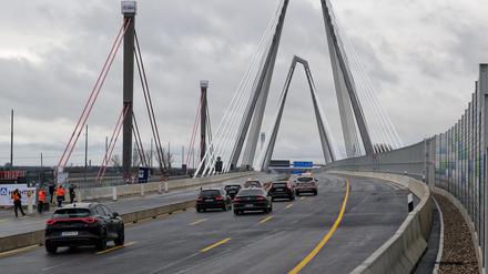 Die ersten Fahrzeuge fahren nach der Verkehrsfreigabe auf der neuen Leverkusener Brücke.