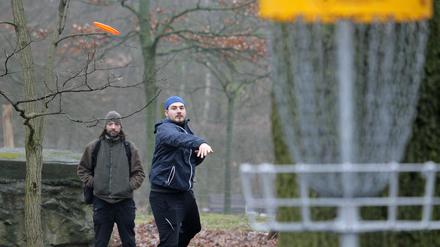 Wer zielt am besten in die Körbe? Nico Marten aus Ludwigsfelde und Felix Unterberg aus Seeburg, zwei von 35 Teilnehmern am Disc-Golf im Volkspark Potsdam.