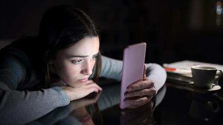 Das Smartphone ist für viele Jugendliche ein ständiger Begleiter.