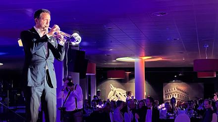 Impressionen vom Brandenburg Ball 2022: Star-Trompeter Til Brönner zeigt sein Können im Potsdamer Kongresshotel. 