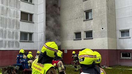 Die Feuerwehr musste mit zehn Atemschutztrupps in den Innenraum des Wohngebäudes eindringen.