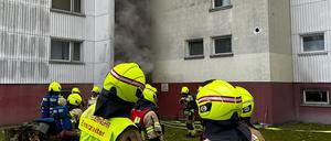 Die Feuerwehr musste mit zehn Atemschutztrupps in den Innenraum des Wohngebäudes eindringen.
