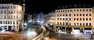 Blick auf den Rosenthaler Platz bei Nacht.