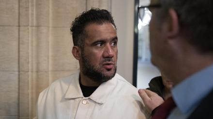Der Hauptangeklagte Arafat A.-Ch. kommt am 113. Prozesstag im Prozess gegen ihn und drei Mitangeklagte ins Kriminalgericht Moabit. Im Prozess wird dem ehemaligen Manager des Rappers Bushido unter anderem versuchte schwere räuberische Erpressung und Freiheitsberaubung vorgeworfen. Bushido ist in dem Verfahren Zeuge und Nebenkläger.
