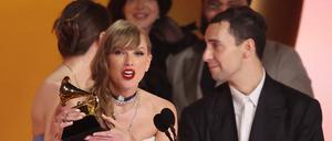Taylor Swift accepts the award for Album of the Year for Midnights during the 66th Annual Grammy Awards in Los Angeles, California, U.S., February 4, 2024. REUTERS/Mike Blake