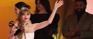 Taylor Swift mit ihrem „Album of the Year“-Grammy.