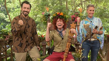 Sängerin Lucy Diakovska (M) von der Pop-Band No Angels nach ihrem Sieg beim RTL-Dschungelcamp. Die 47-Jährige erhielt in der Nacht zum Montag die meisten Zuschauerstimmen im Finale der Show «Ich bin ein Star - Holt mich hier raus!», wie der Sender verkündete. 