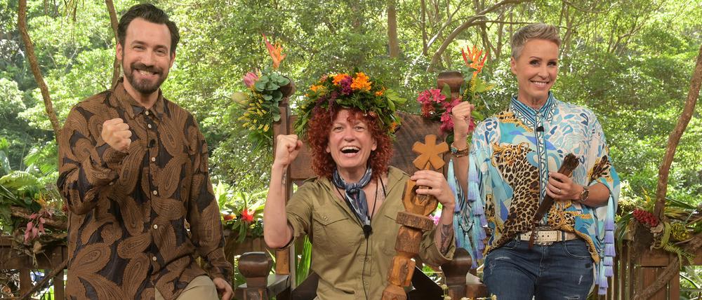 Sängerin Lucy Diakovska (M) von der Pop-Band No Angels nach ihrem Sieg beim RTL-Dschungelcamp. Die 47-Jährige erhielt in der Nacht zum Montag die meisten Zuschauerstimmen im Finale der Show «Ich bin ein Star - Holt mich hier raus!», wie der Sender verkündete.
