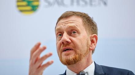 Michael Kretschmer (CDU), Ministerpräsident von Sachsen, spricht in einer Pressekonferenz.