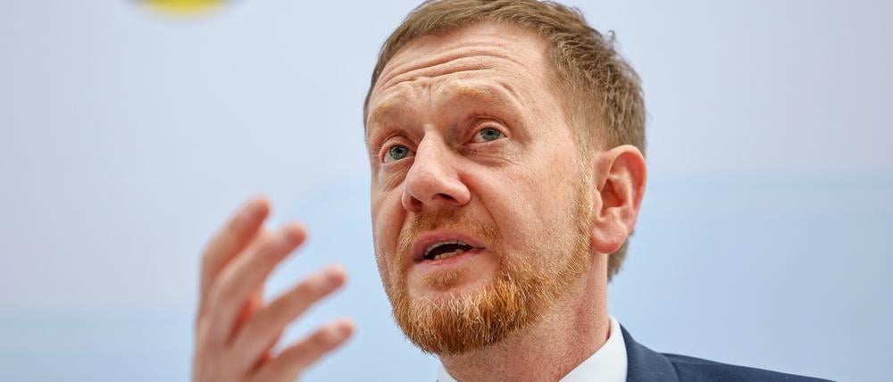 Michael Kretschmer (CDU), Ministerpräsident von Sachsen, spricht in einer Pressekonferenz.