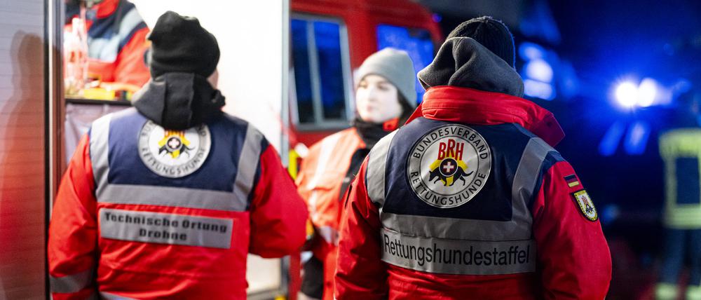 04.02.2024, Hessen, Oberellenbach: Einsatzkräfte der Rettungshundestaffel in Oberellenbach-Alheim.
