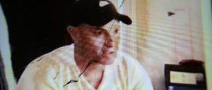 Mit der Veröffentlichung von Fotos sucht die Polizei Berlin nach einem Unbekannten, der sich mit einem anderen Mann über eine Datingplattform verabredet und diesen dann beraubt haben soll.