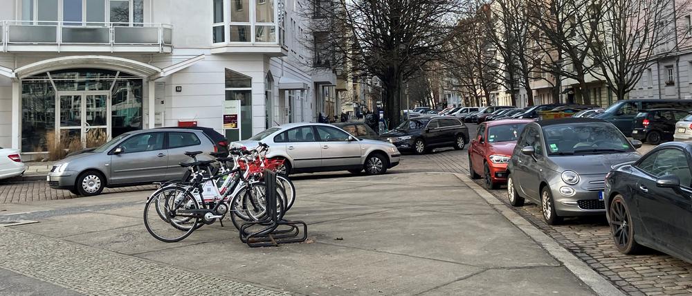Der namenlose Dreiecksplatz an der Hufelandstraße Ecke Am Friedrichshain.