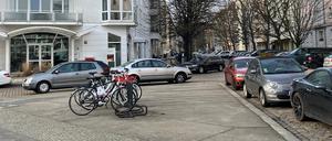 Der namenlose Dreiecksplatz an der Hufelandstraße Ecke Am Friedrichshain.